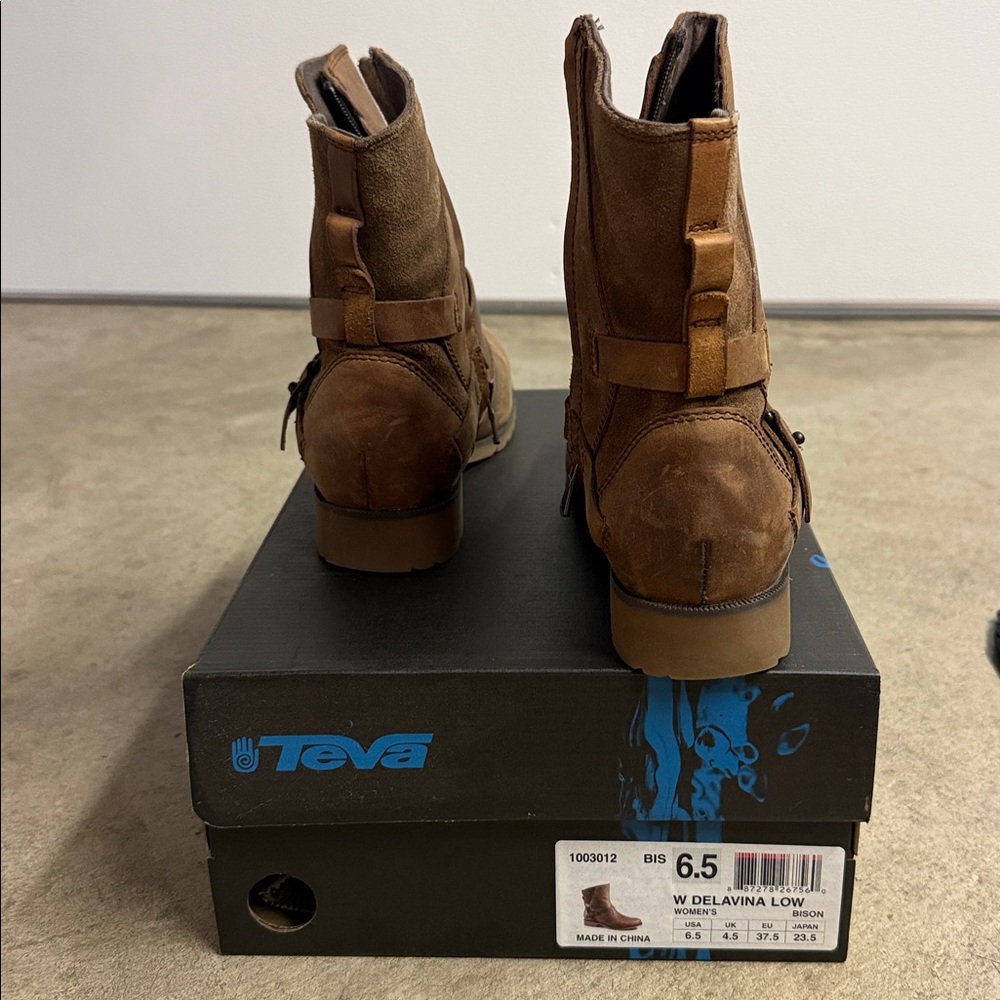 Brand new Teva women's Rustic Brown Leather Boots - Picture 5 of 10